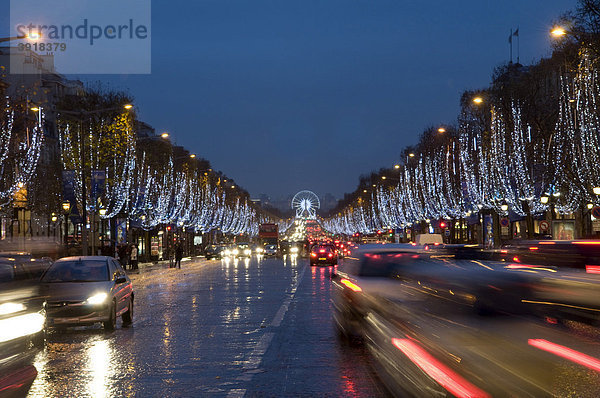 Champs-Elysees zur Weihnachtszeit bei Nacht  Paris  Frankreich  Europa