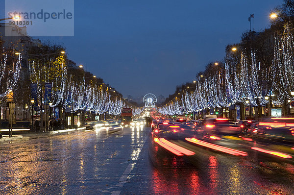 Weihnachtsdekoration an der Champs-Elysees bei Nacht  Paris  Frankreich  Europa