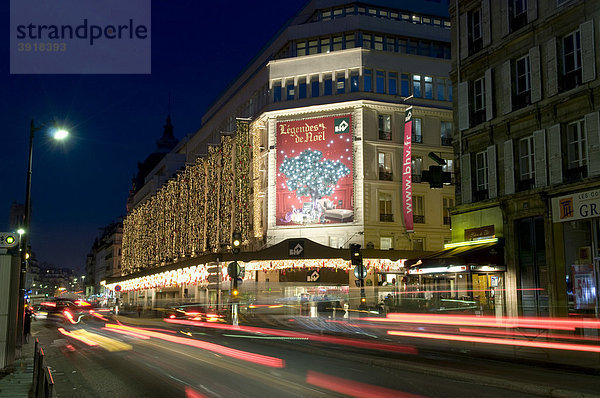 Kaufhaus mit Weihnachtsdekoration an der Rue de Rivoli  Nachtaufnahme  Paris  Frankreich  Europa
