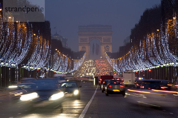 Champs Elysees mit Weihnachtsdekoration  Nachtaufnahme  Paris  Frankreich  Europa