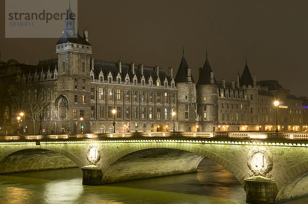 Justizpalast und Conciergerie an der Seine  Nachtaufnahme  Paris  Frankreich  Europa