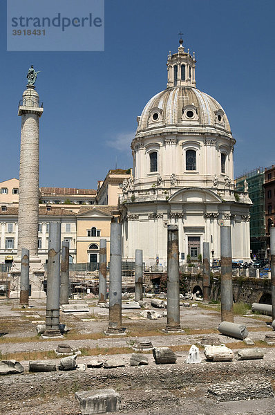 Kaiserforen mit der Trajansäule und Kirche Santissimo Nome Di Maria  Rom  Italien  Europa
