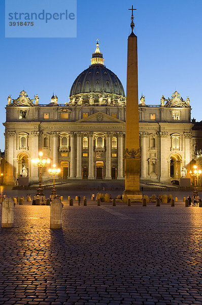 Peterskirche und Petersplatz bei Nacht  Rom  Italien  Europa
