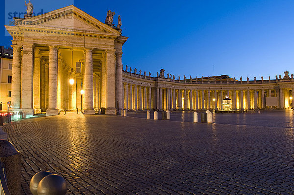 Petersplatz bei Nacht  Rom  Italien  Europa