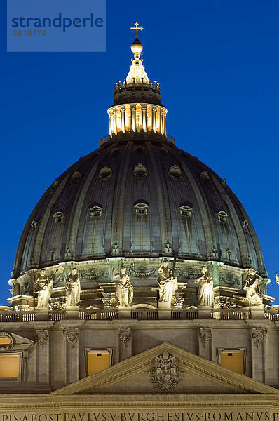 Kuppel der Peterskirche  Nachtaufnahme  Rom  Italien  Europa
