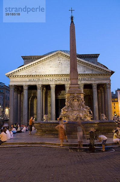 Obelisk und Pantheon an der Piazza della Rotonda  Rom  Italien  Europa