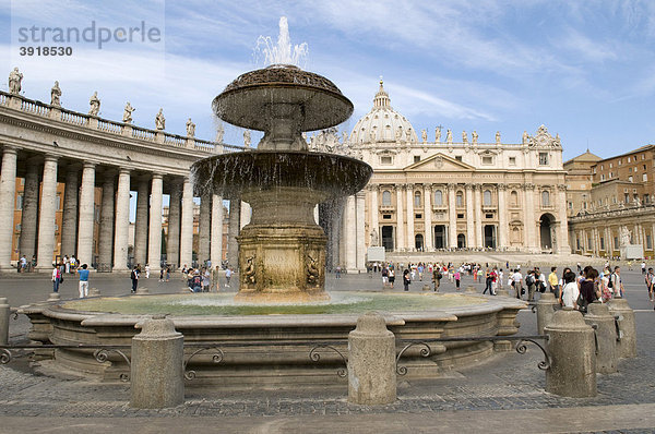 Brunnen am Petersplatz  Basilika San Pietro in Vaticano  Vatikan  Rom  Italien  Europa
