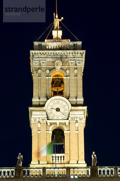 Turm des Senatorenpalast am Kapitol  Nachtaufnahme  Rom  Italien  Europa
