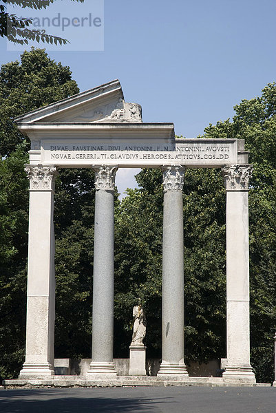 Tempel-Säulen im Park Villa Borghese  Rom  Italien  Europa