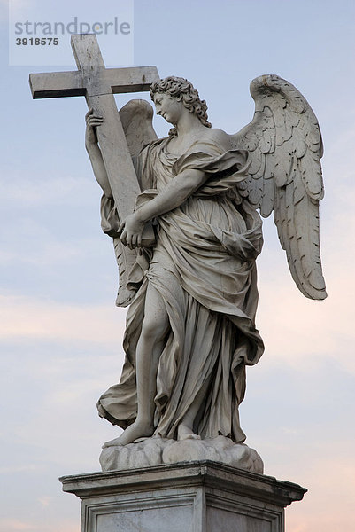 Engel Statue auf der Engelsbrücke im Abendlicht  Rom  Italien  Europa