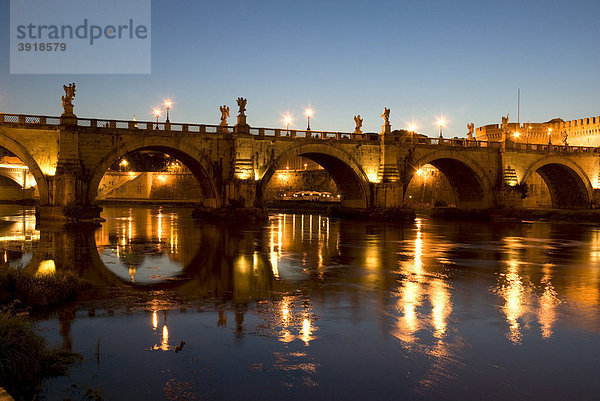 Nachtaufnahme der Engelsbrücke mit Spiegelung  Rom  Italien  Europa