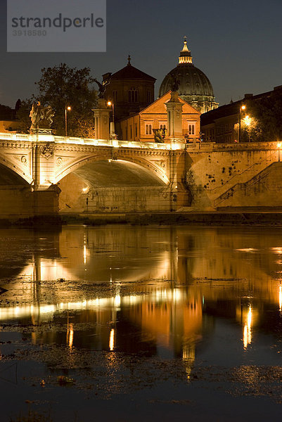 Nachtaufnahme am Tiber mit Peterskirche  Rom  Italien  Europa