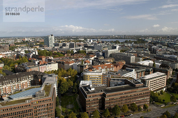 Ausblick vom Turm der St. Michaeliskirche Richtung Binnenalster und Außenalster  Hamburg  Deutschland  Europa
