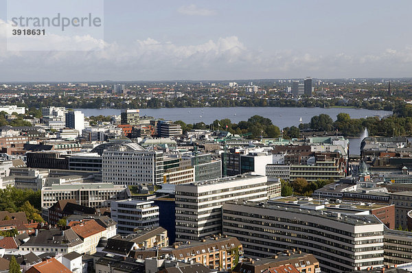 Ausblick vom Turm der St. Michaeliskirche Richtung Binnenalster und Außenalster  Hamburg  Deutschland  Europa