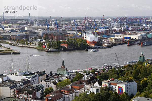 Ausblick vom Turm der St. Michaeliskirche Richtung Landungsbrücken und Hafen  Hamburg  Deutschland  Europa