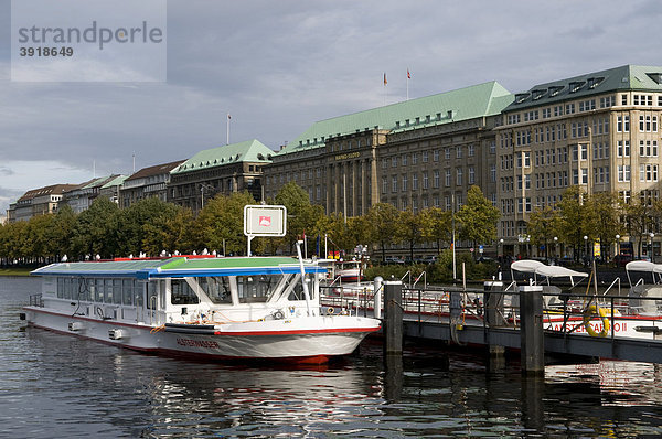 Schiff auf der Binnenalster am Jungfernstieg  Hamburg  Deutschland  Europa