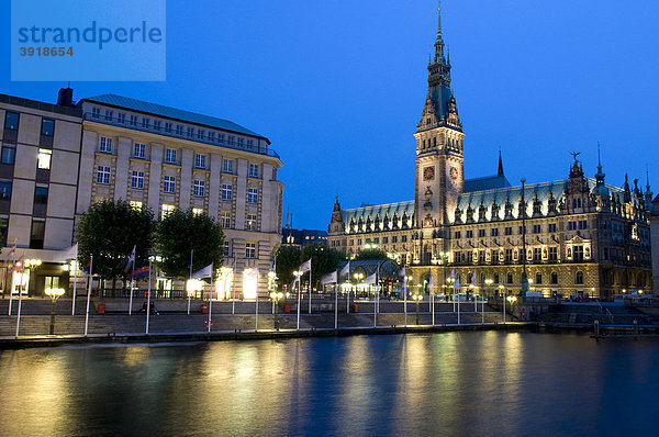 Rathaus bei Nacht am Alsterfleet  Hamburg  Deutschland  Europa