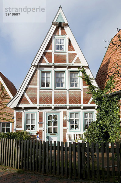 Fachwerkhaus in der Altstadt im Nordseebad Otterndorf  Niedersachsen  Deutschland  Europa