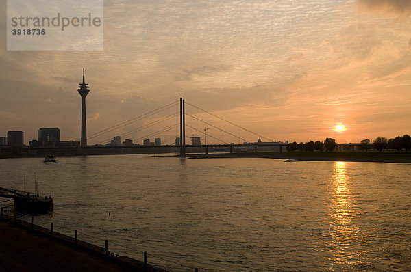 Stadttor  Rheinturm und Rheinkniebrücke im Abendlicht  Landeshauptstadt Düsseldorf  Nordrhein-Westfalen  Deutschland  Europa