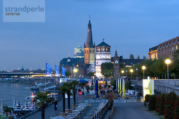 Rheinufer mit Lambertus-Basilika und Schlossturm  Landeshauptstadt Düsseldorf  Nordrhein-Westfalen  Deutschland  Europa