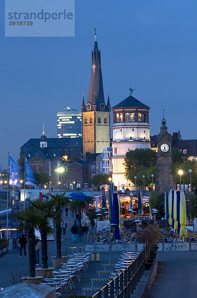 Rheinufer mit Lambertus-Basilika und Schlossturm  Landeshauptstadt Düsseldorf  Nordrhein-Westfalen  Deutschland  Europa