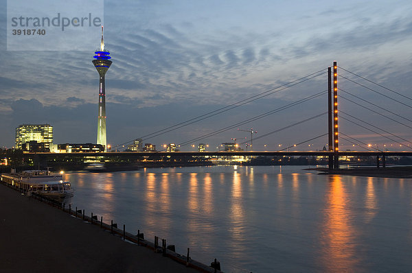 Stadttor  Rheinturm und Rheinkniebrücke am Abend  Landeshauptstadt Düsseldorf  Nordrhein-Westfalen  Deutschland  Europa