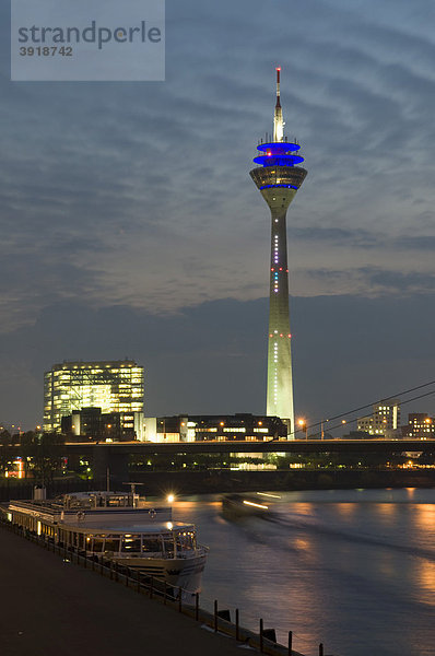 Stadttor und Rheinturm am Abend  Landeshauptstadt Düsseldorf  Nordrhein-Westfalen  Deutschland  Europa