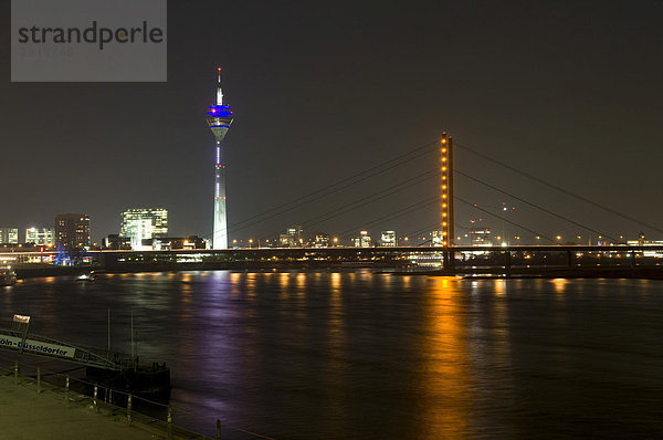 Stadttor  Rheinturm und Rheinkniebrücke bei Nacht  Landeshauptstadt Düsseldorf  Nordrhein-Westfalen  Deutschland  Europa