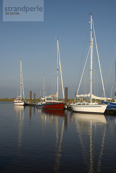 Segelboote im Hafen Medem  Nordseebad Otterndorf  Niedersachsen  Deutschland  Europa