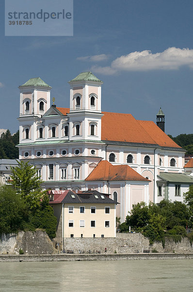 Innufer mit Jesuitenkirche St. Michael  Passau  Bayerischer Wald  Bayern  Deutschland  Europa