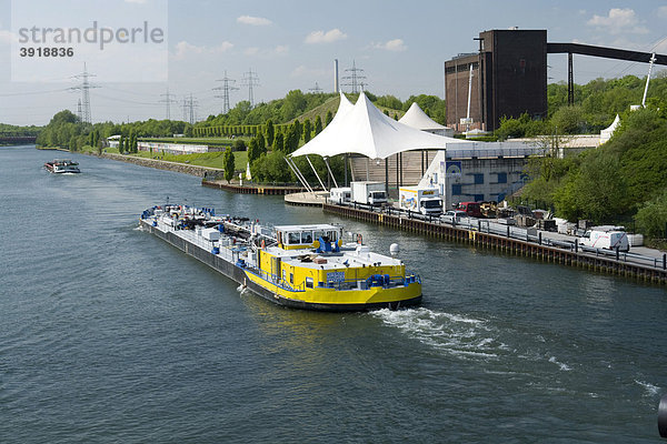 Amphitheater und Frachtschiff am Rhein-Herne Kanal  Nordsternpark  Route der Industriekultur  Gelsenkirchen  Ruhrgebiet  Nordrhein-Westfalen  Deutschland  Europa