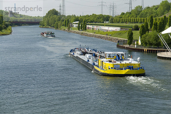 Frachtschiff am Rhein-Herne Kanal  Gelsenkirchen  Ruhrgebiet  Nordrhein-Westfalen  Deutschland  Europa
