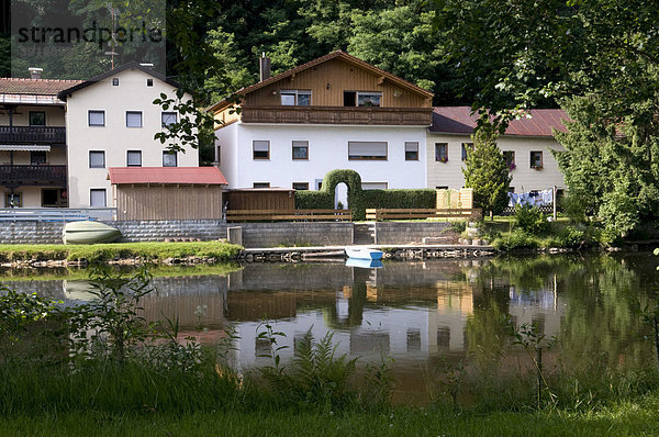 Häuser am Fluss Regen  Luftkurort Regen  Bayerischer Wald  Bayern  Deutschland  Europa