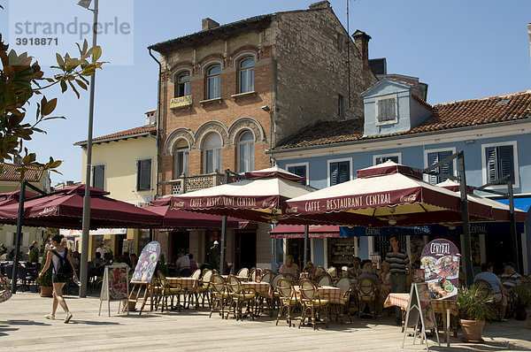 CafÈ und Restaurant in der Altstadt von Porec  Istrien  Kroatien  Europa