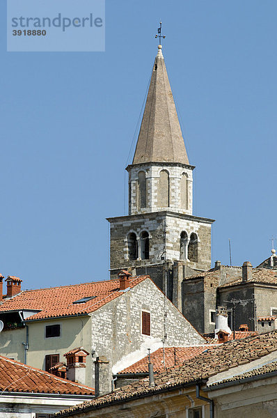 Pfarrkirche und Altstadt von Buje im Mirna-Tal  Istrien  Kroatien  Europa