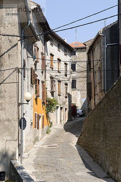Gasse in der Altstadt von Buje im Mirna-Tal  Istrien  Kroatien  Europa
