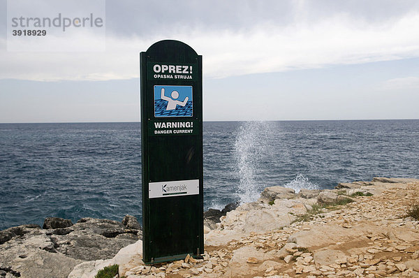 Warnschild an der Küste im Naturpark Rt Kamenjak  Istrien  Kroatien  Europa