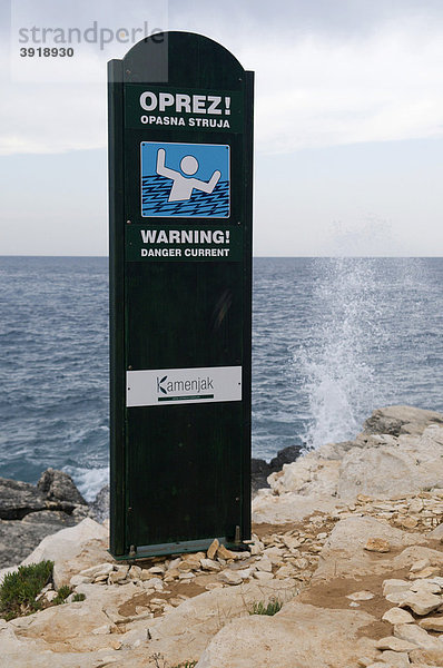 Warnschild an der Küste im Naturpark Rt Kamenjak  Istrien  Kroatien  Europa