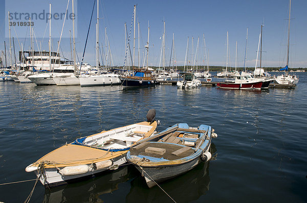 Boote im Hafen  Pula  Istrien  Kroatien  Europa