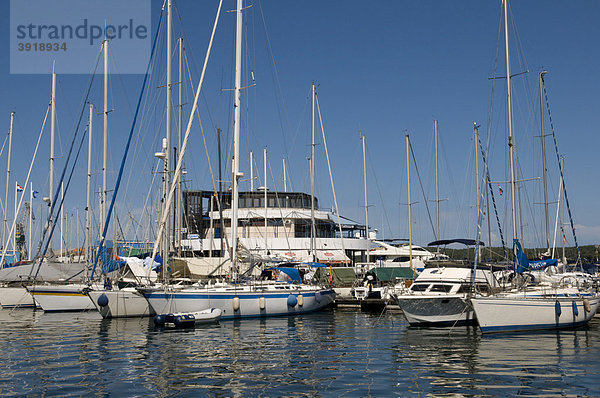 Boote im Hafen  Pula  Istrien  Kroatien  Europa