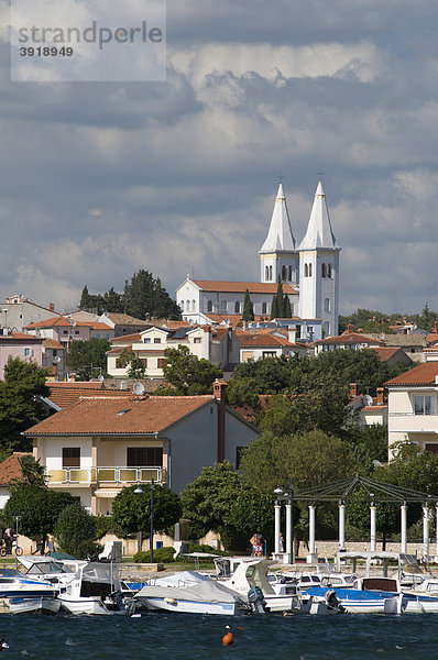 Ortsansicht und Hafen  Medulin  Istrien  Kroatien  Europa