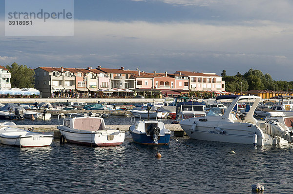 Ortsansicht und Hafen  Medulin  Istrien  Kroatien  Europa