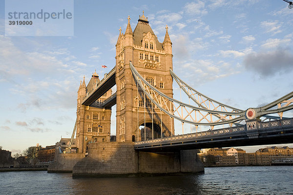 Tower Bridge über der Themse  London  England  Großbritannien  Europa