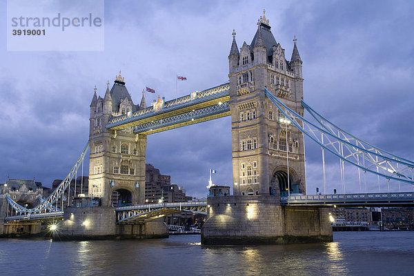 Nachtaufnahme der Tower-Bridge  London  England  Großbritannien  Europa