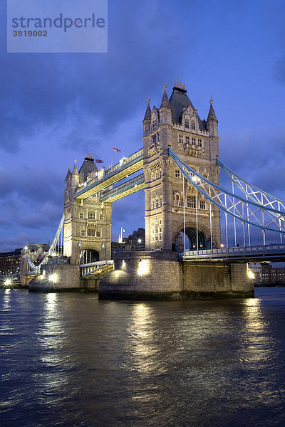 Nachtaufnahme der Tower-Bridge  London  England  Großbritannien  Europa