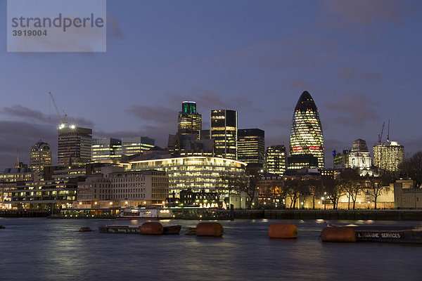 Nachtaufnahme und Skyline am Themseufer  London  England  Großbritannien  Europa