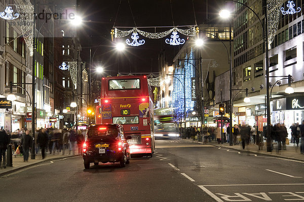 Nachtaufnahme Oxford Street mit Weihnachtsschmuck  London  England  Großbritannien  Europa