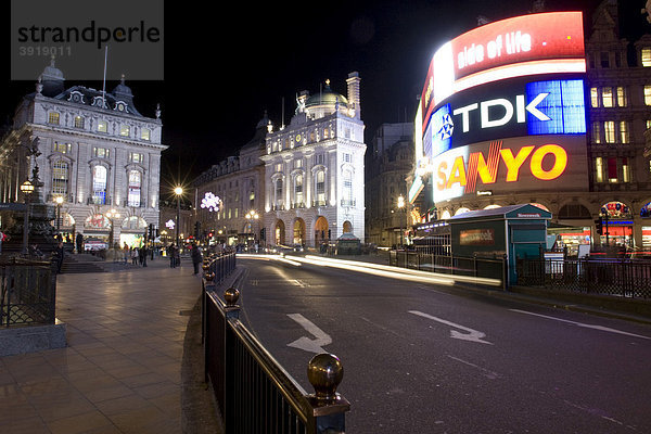 Nachtaufnahme Piccadilly Circus  London  England  Großbritannien  Europa