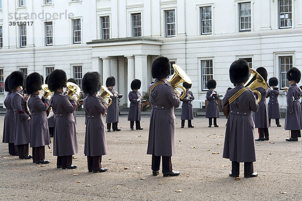Guards musizieren vor dem Guards Home Office  London  England  Großbritannien  Europa