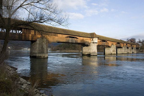 Gedeckte Holzbrücke über dem Rhein  Bad Säckingen  Schwarzwald  Baden-Württemberg  Deutschland  Europa